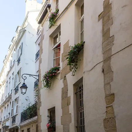 Veeve - Character In The Marais